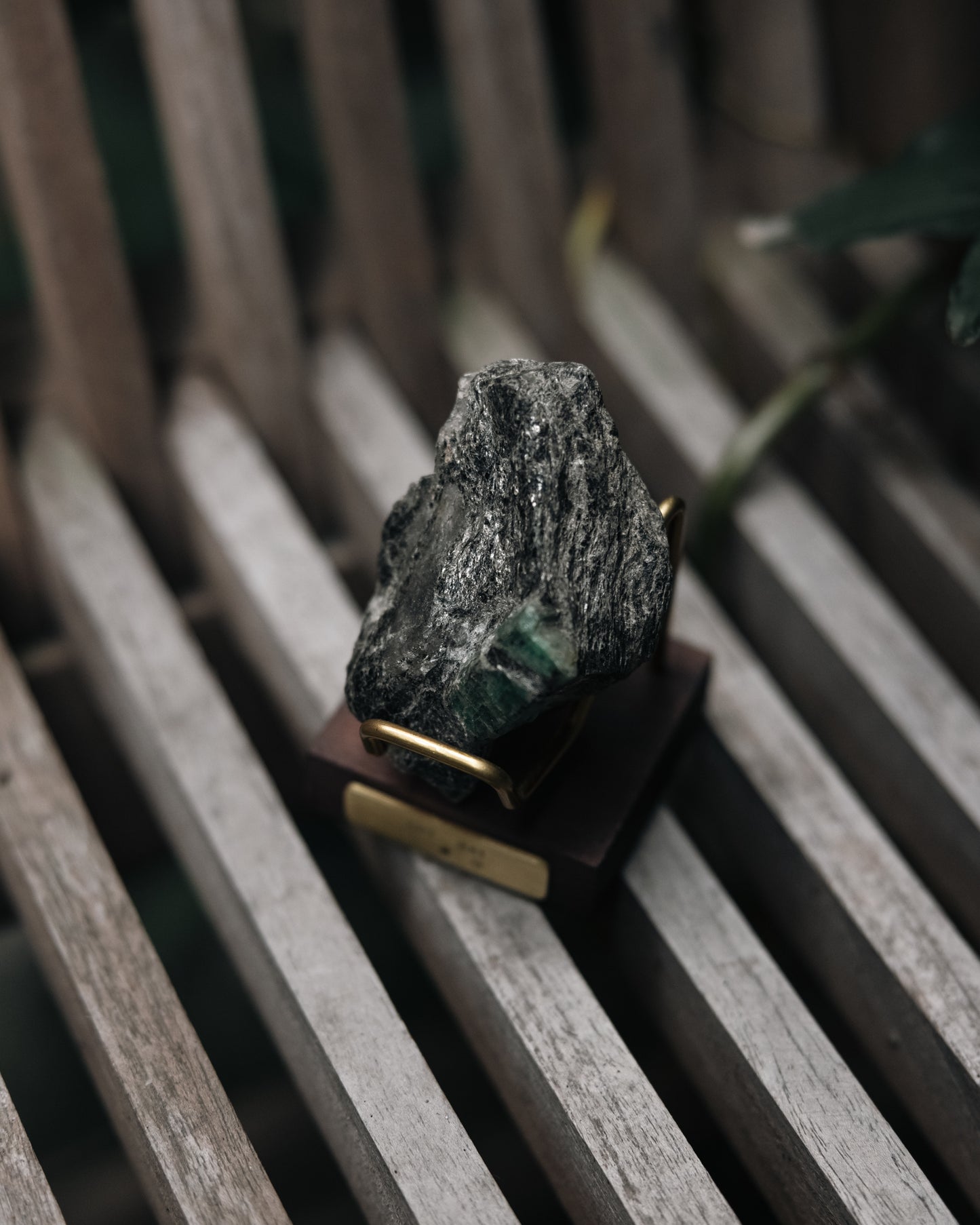 Wooden Base Series: Raw Emerald 祖母綠原礦