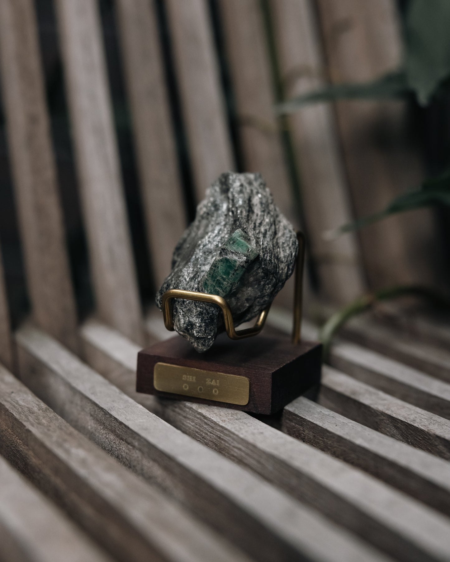 Wooden Base Series: Raw Emerald 祖母綠原礦