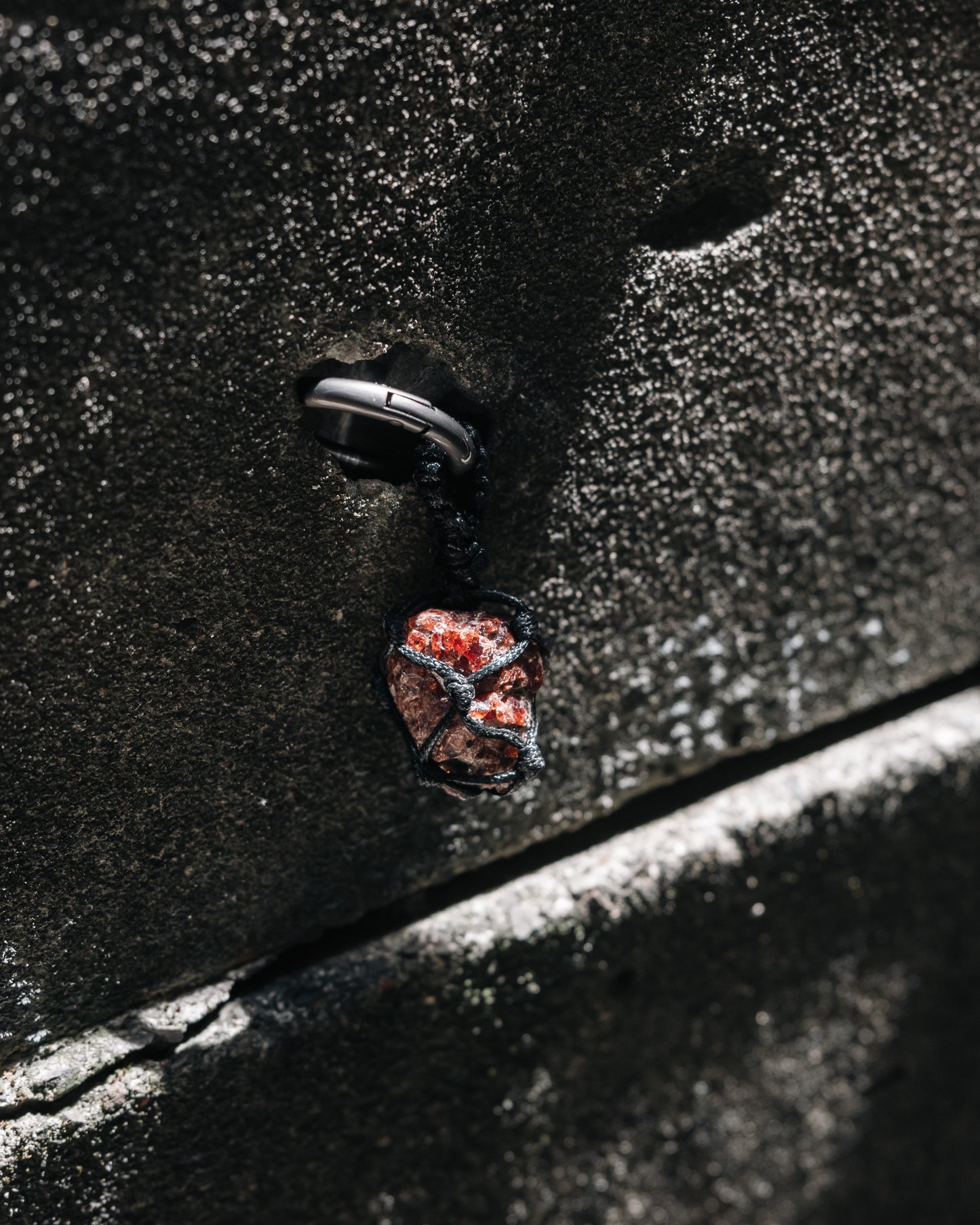 編織紅石榴石 槍黑色鑰匙圈 | Trinket Series: Braided Garnet Gunmetal Keychain