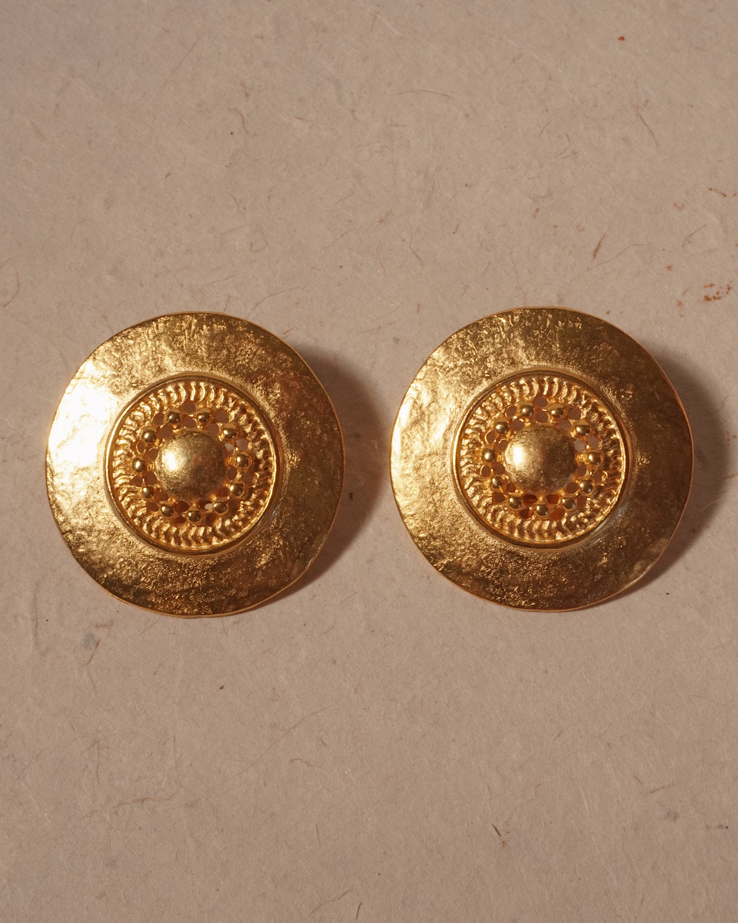 復古伊特魯里亞圓盤耳環-耳夾式 | VINTAGE MATTE GOLD ETRUSCAN DISC CLIP ONS